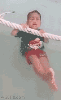 Bambino attaccato a una corda